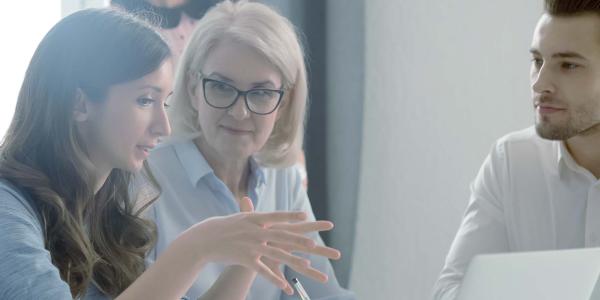 Femme qui explique à un comité de personne